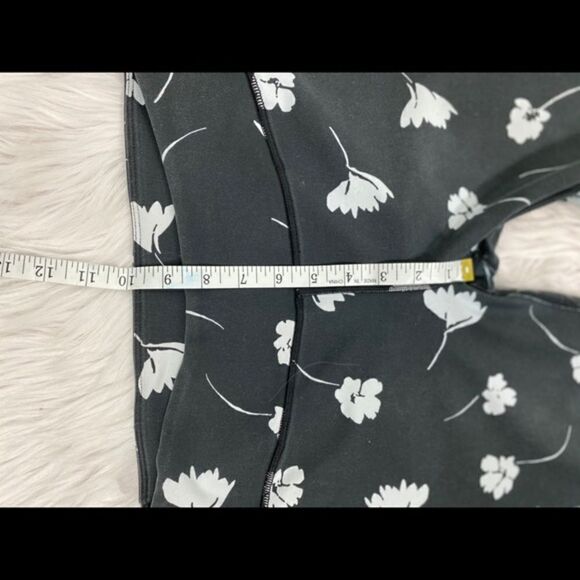 Fabletics Floral Capri Grey White Leggings XS - Picture 8 of 12